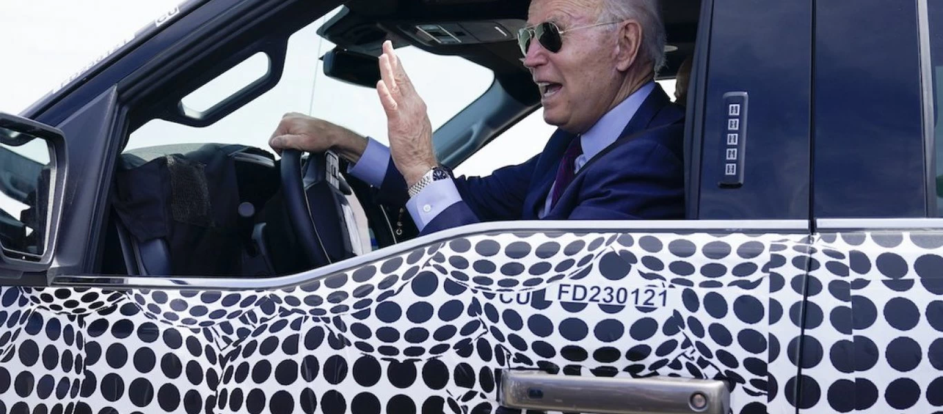 Βίντεο: Ούτε να οδηγήσει δε μπορεί ο Τ.Μπάιντεν - Προβληματισμός για τη φυσική κατάσταση του προέδρου των ΗΠΑ